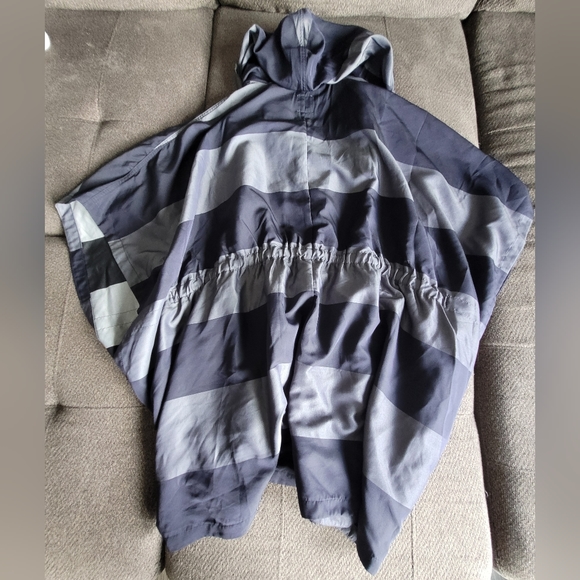 Livi Active hooded poncho jacket in size 18/20 - Picture 2 of 3